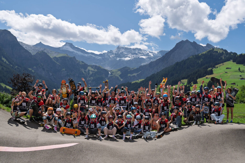 Skateboard-Fahrer beim Mountainpump Pumptrack Rennen 2026 in Adelboden im Berner Oberland